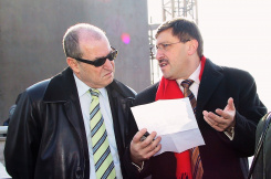 Ели Егози обсъжда с Максим Бехар през 2005 година строителството на Mall of Sofia, първият модерен търговски център в България